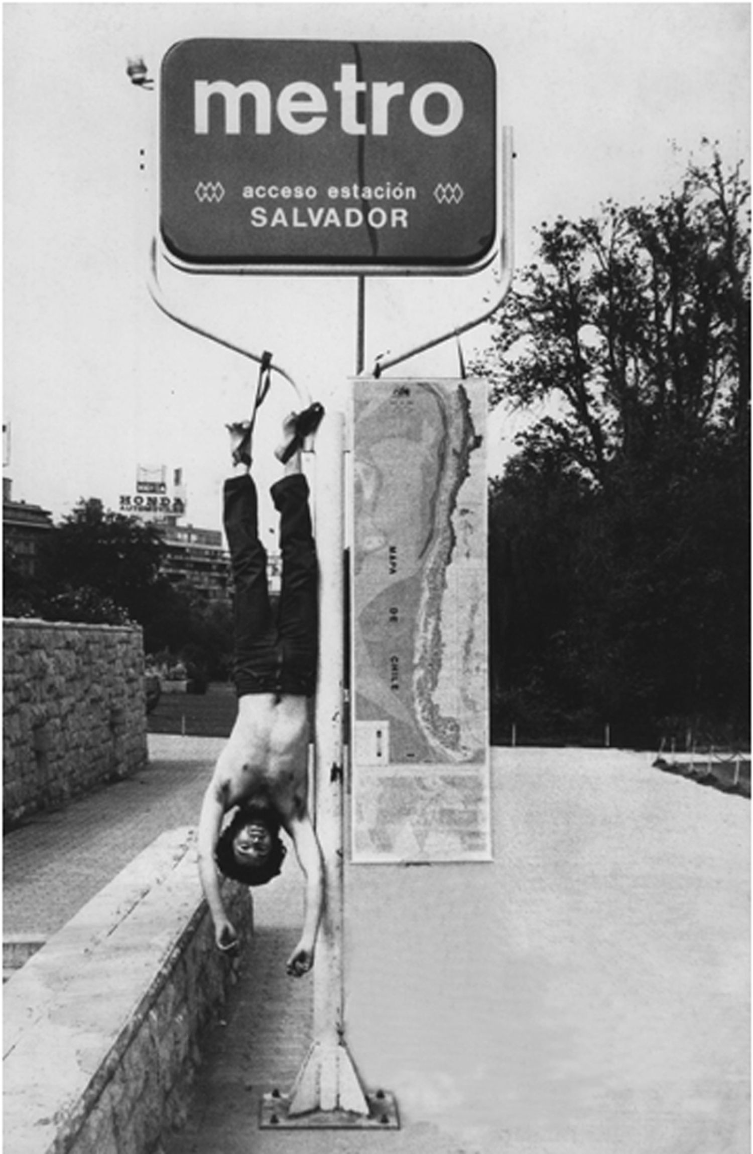 Elias Adasme, «Intervención corporal de un espacio privado», 1979-1980 