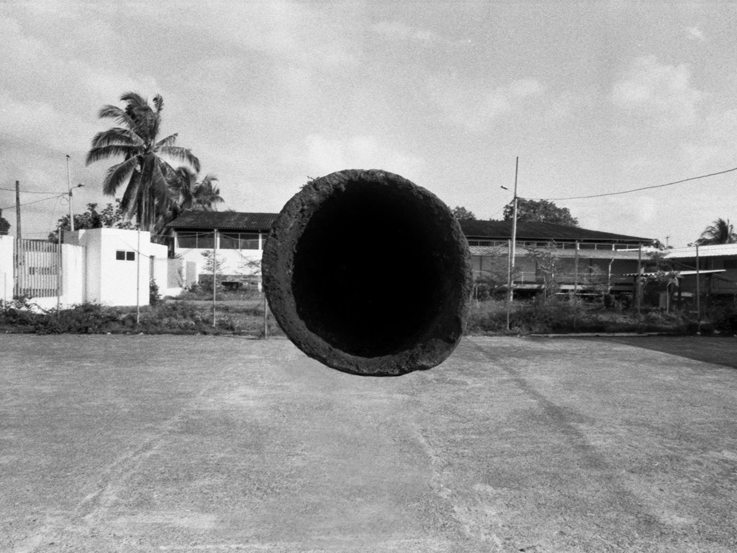 Adrián Balseca, «Horamen (Tola de la Escuela)», 2017. 35mm, fotografia a preto e branco, impressão digital em papel Ilford, 50 x 37,5 cm. Edição de 5 + 2AP