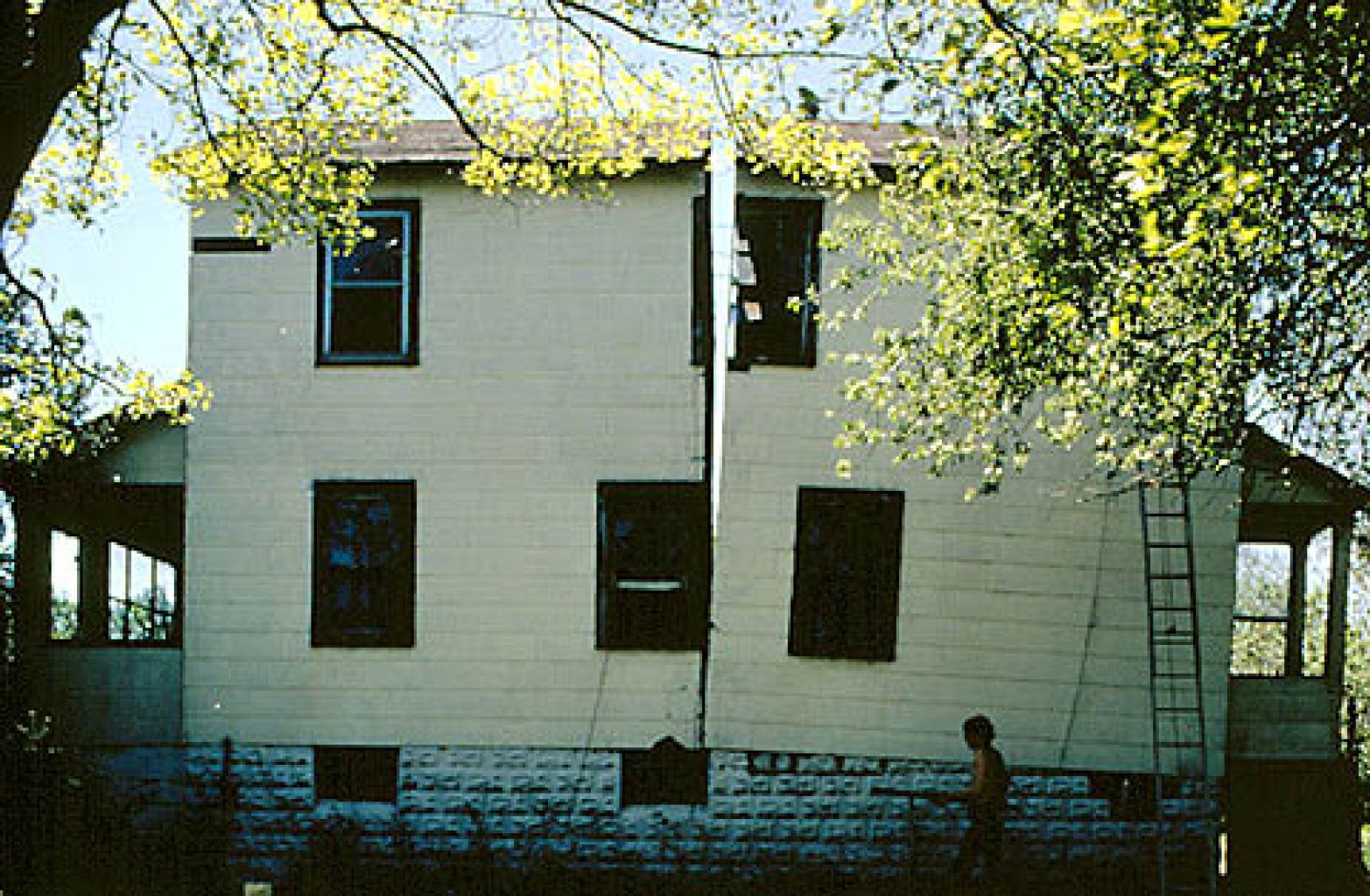 Gordon Matta-Clark. «Splitting: Four Corners», 1974. 322 Humphrey Street, Englewood, New Jersey. © David Zwirner, NY e the Estate of Gordon Matta-Clark