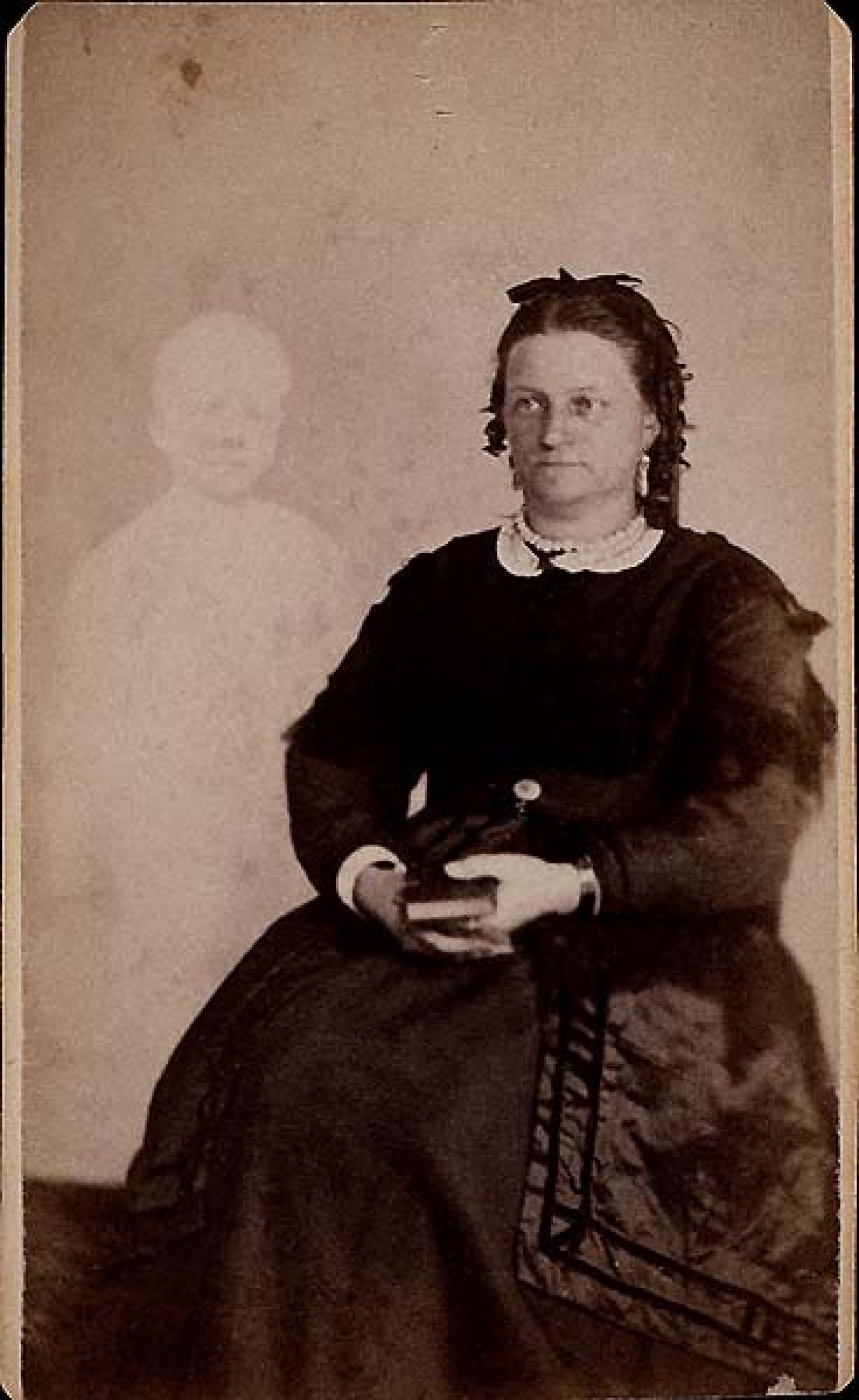 William H. Mumler, «Mrs. French of Boston with Spirit Son». Albumen print carte de visite, circa 1868