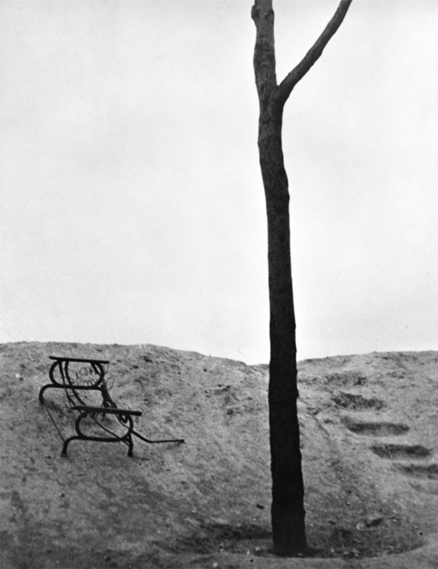 Man Ray, «Le Terrain Vague», 1932