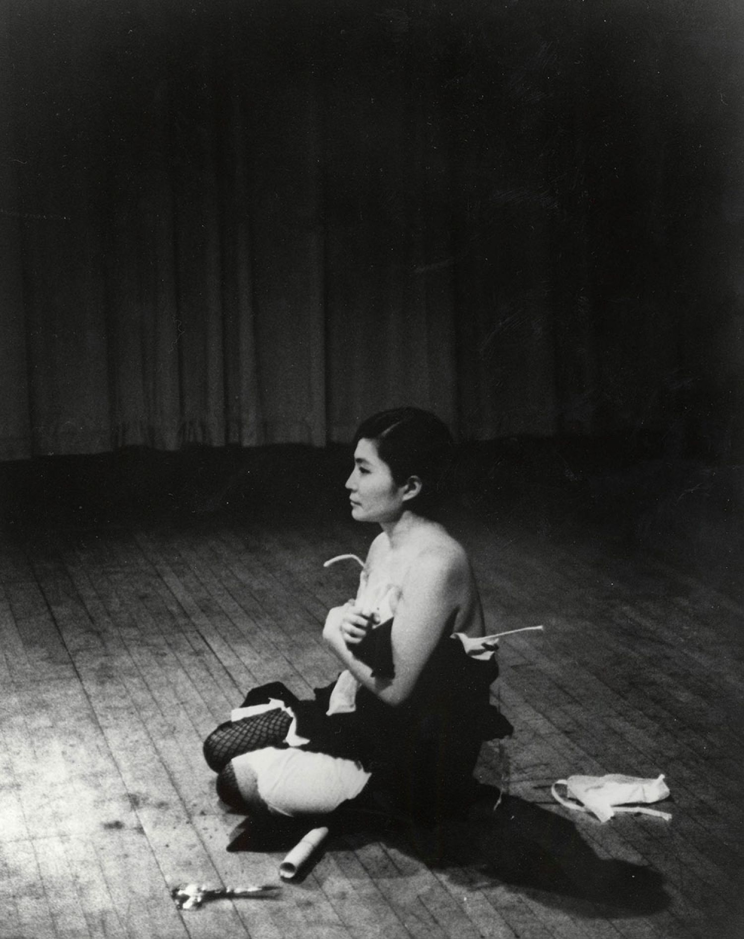 Yoko Ono, «Cut Piece», 1964/1965