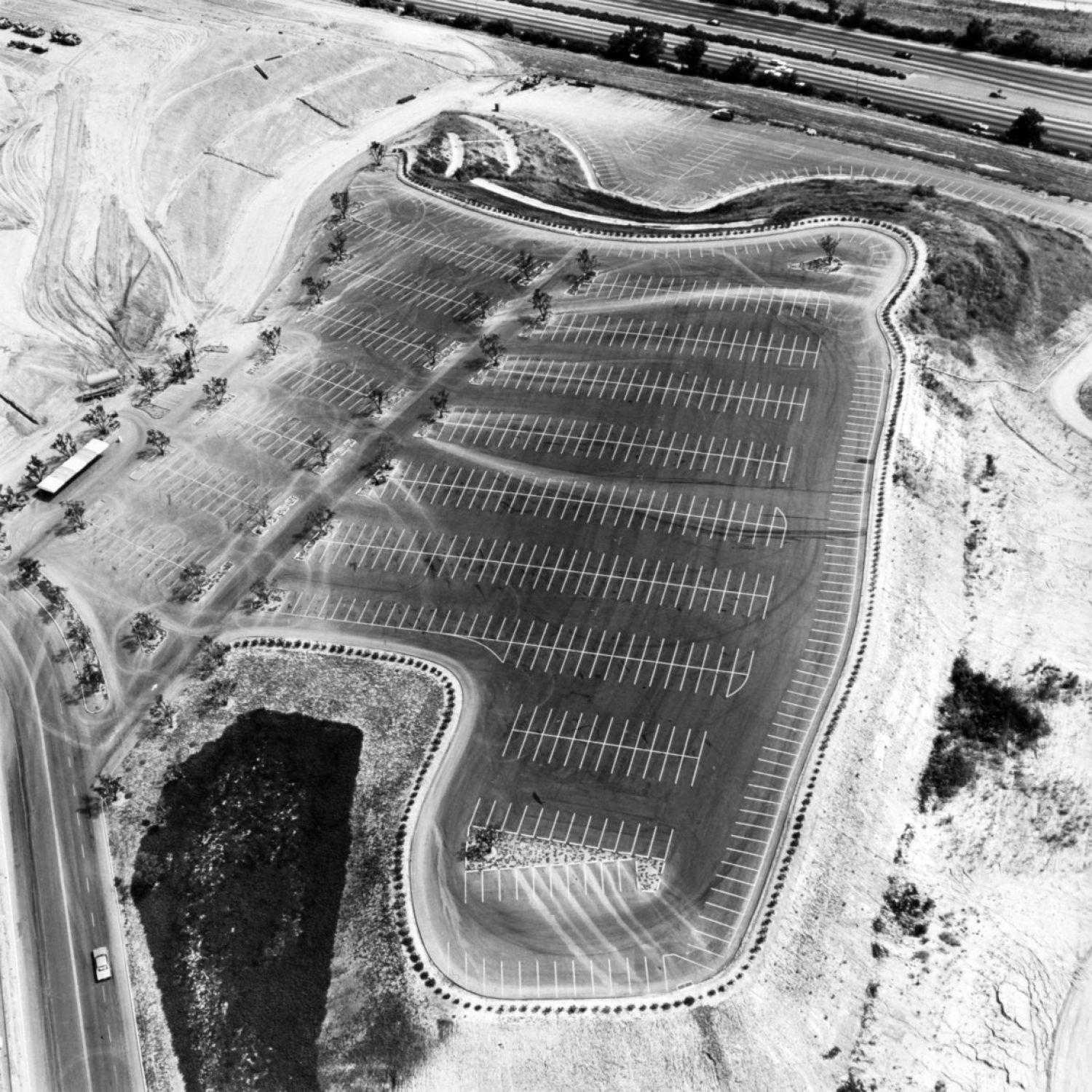 Ed Ruscha, «Universal Studios, Universal City», da série Parking Lots, 1967-1999
