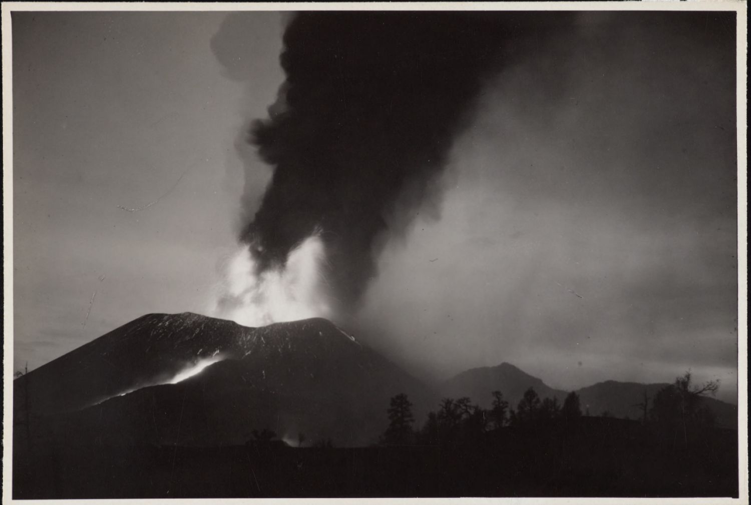 Arno Brehme, «Night view of lava flow on main cone», field work photographs, June 1943