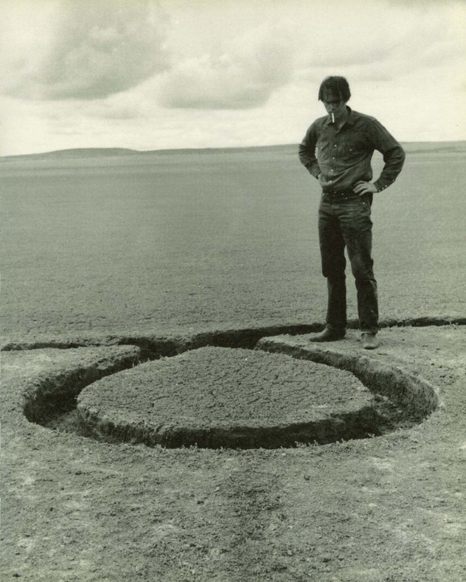 Michael Heizer, «Nine Nevada Depressions: Isolated Mass, Circumflex 1, with artist», 1968
