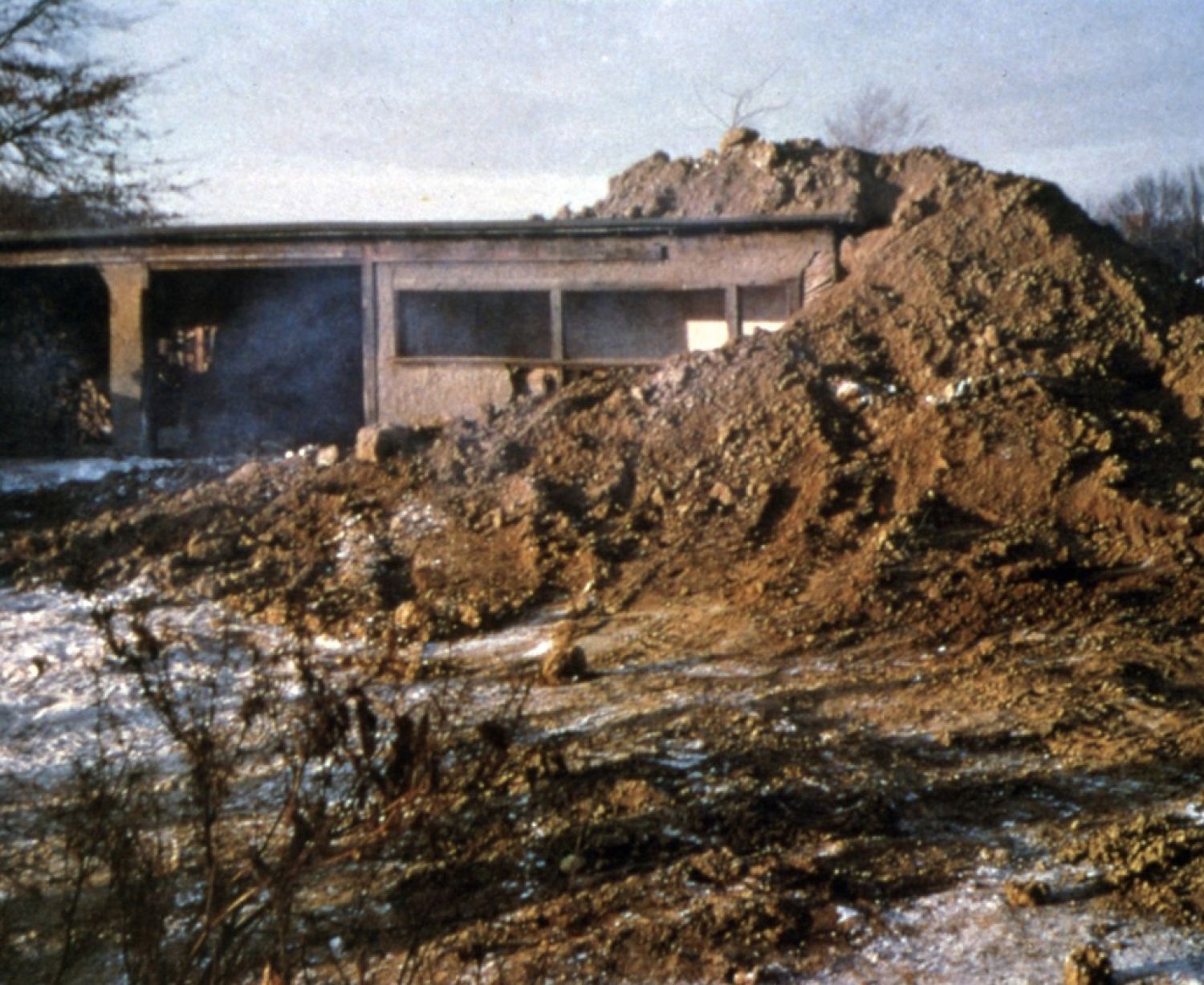 Robert Smithson, «Partially Buried Woodshed», 1970