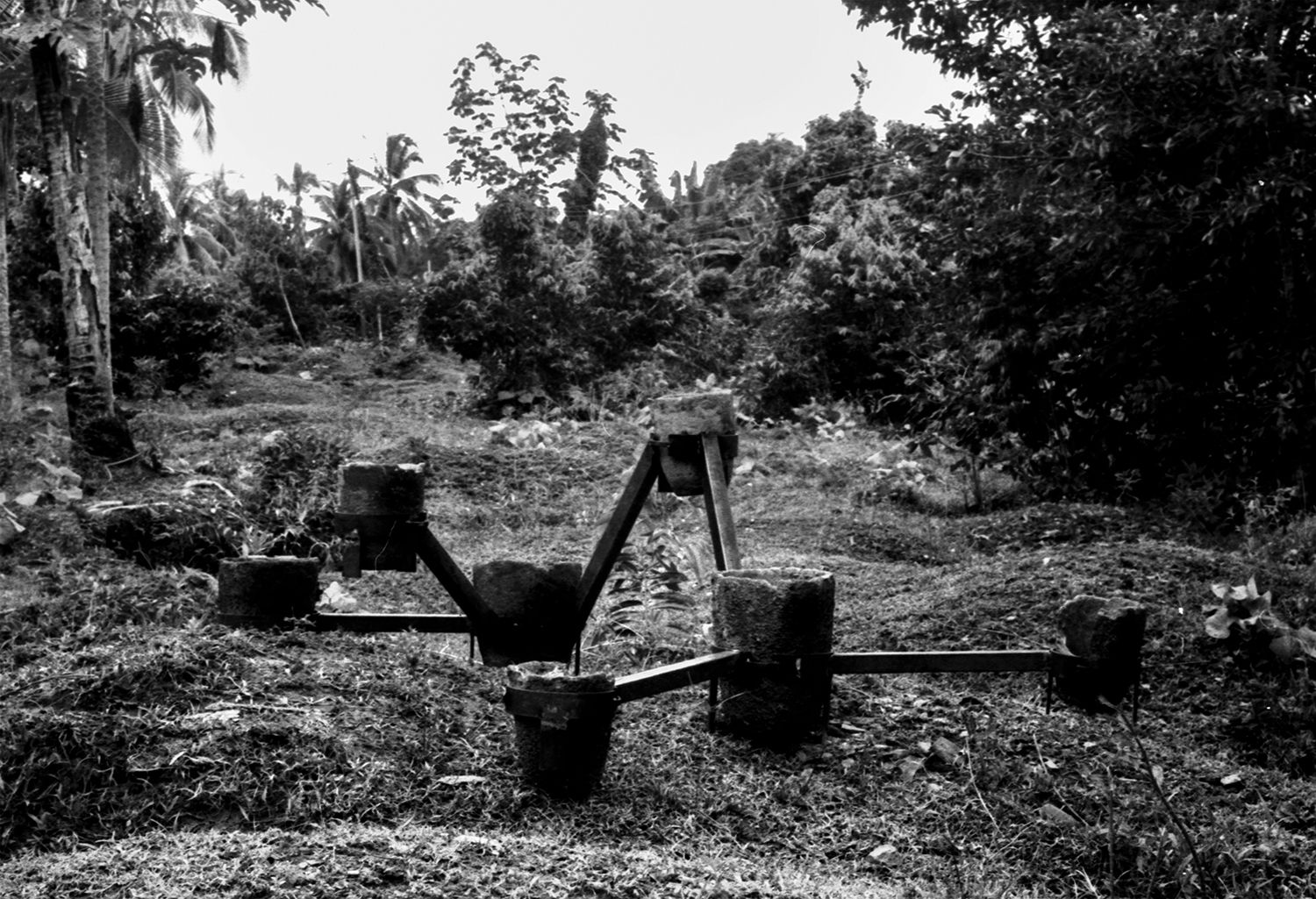 «Horamen», 2017. Vista da instalação em La Tolita Pampa de Oro Island, 35mm, fotografia a preto e branco, 20 x 29,27 cm. Edição de 5 + 1AP. Esmeraldas, 2017