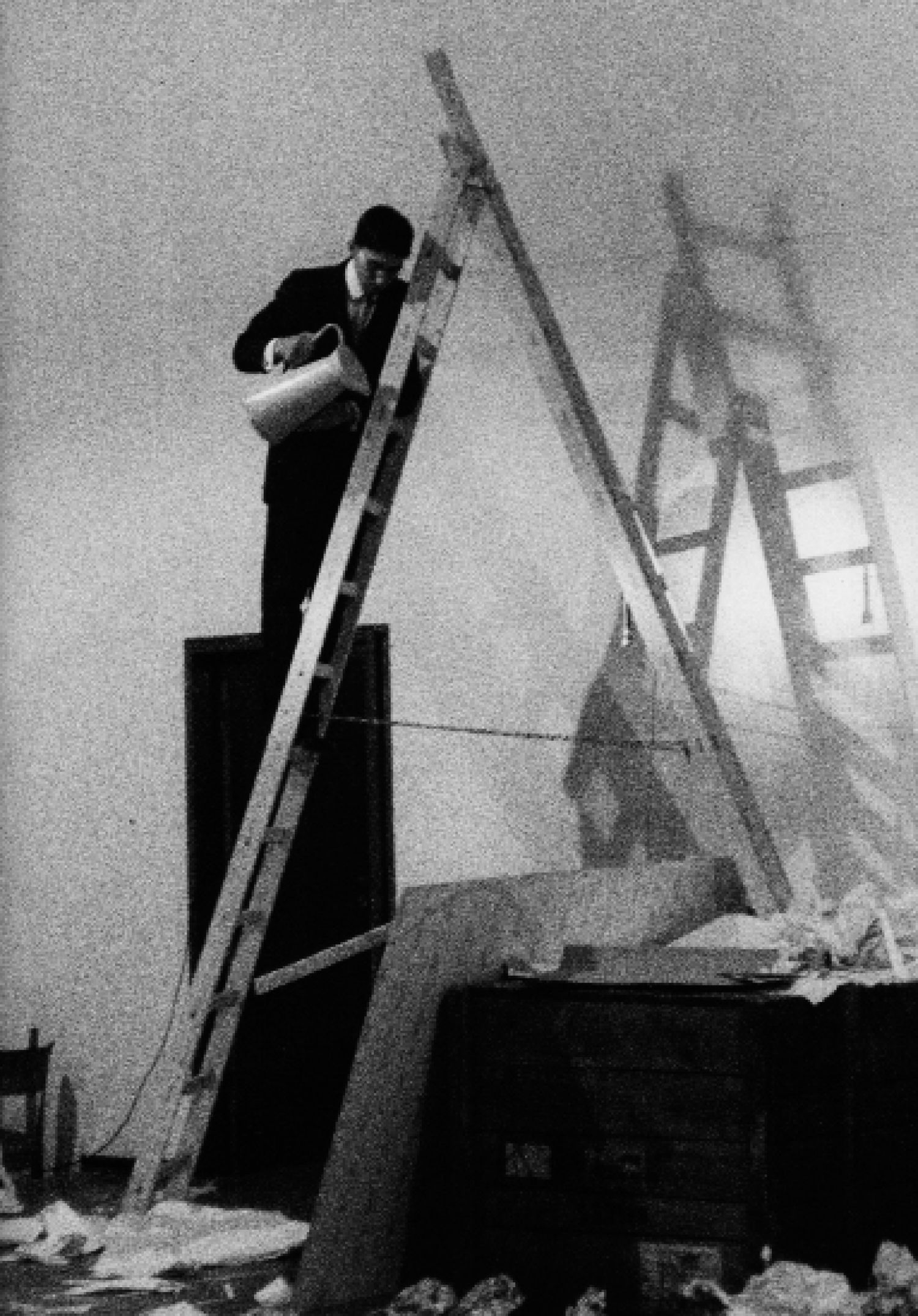 George Maciunas  intrepretando «Drip Music» de George Brecht, 1963