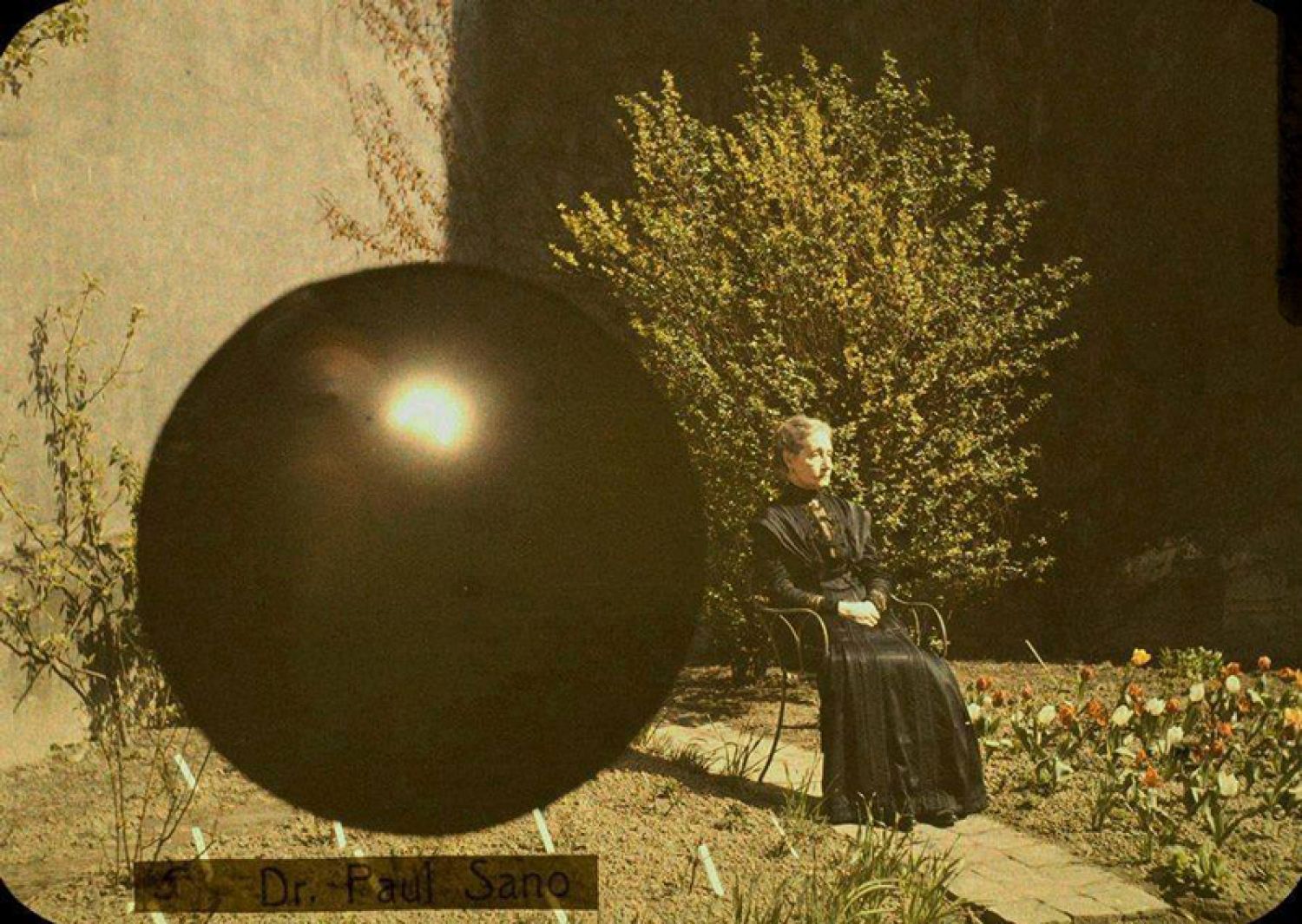 Paul Sano, «Lady and inset of solar eclipse», autochrome, 1910