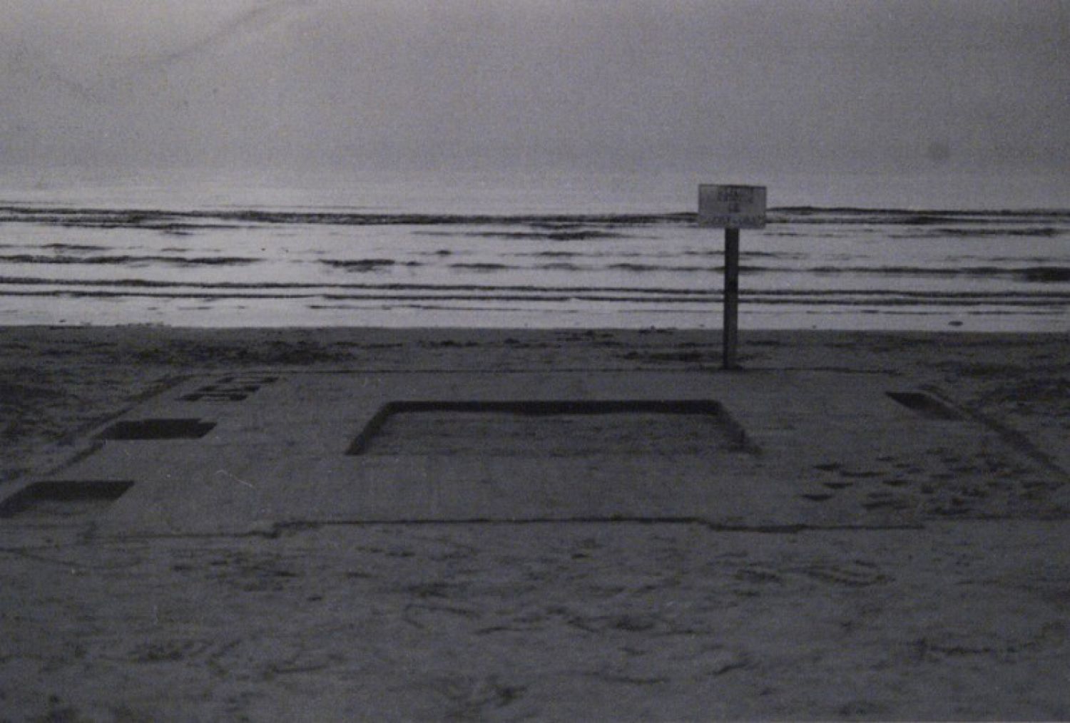 Marcel Broodthaers, «Musée d’art moderne département des aigles, section documentaire, Plage Le Coq, Belgique», 1970